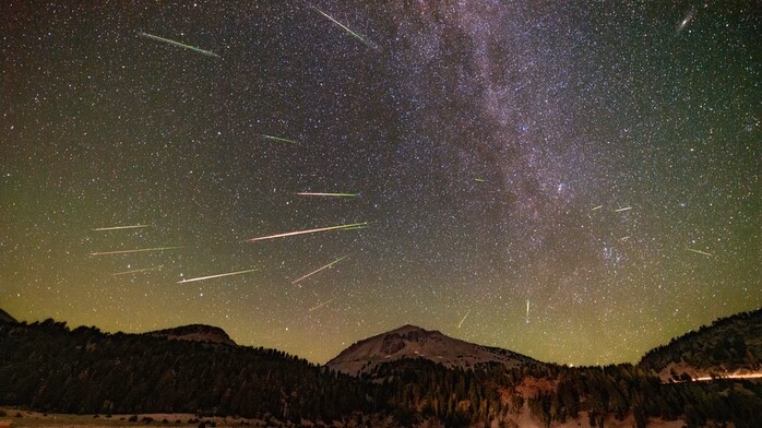 Hai trận mưa sao băng trùng cực đại với Perseids tối nay Đêm nay, 2 trận mưa sao băng cùng lập đỉnh - Ảnh 2.