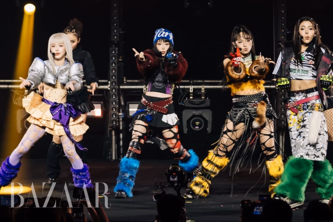 Han Sara hé mở không gian nghệ sĩ với showcase Unfrozen Han Sara cùng Ánh Sáng AZA, Đào Tử A1J, Muội trình diễn ca khúc Vibeglo