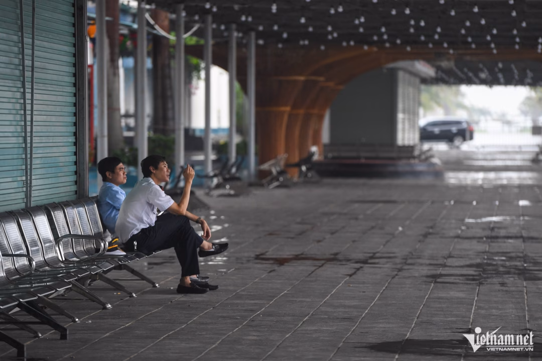 Hàng trăm tàu du lịch ở Vịnh Hạ Long tạm ngừng hoạt động避 bão Wipha