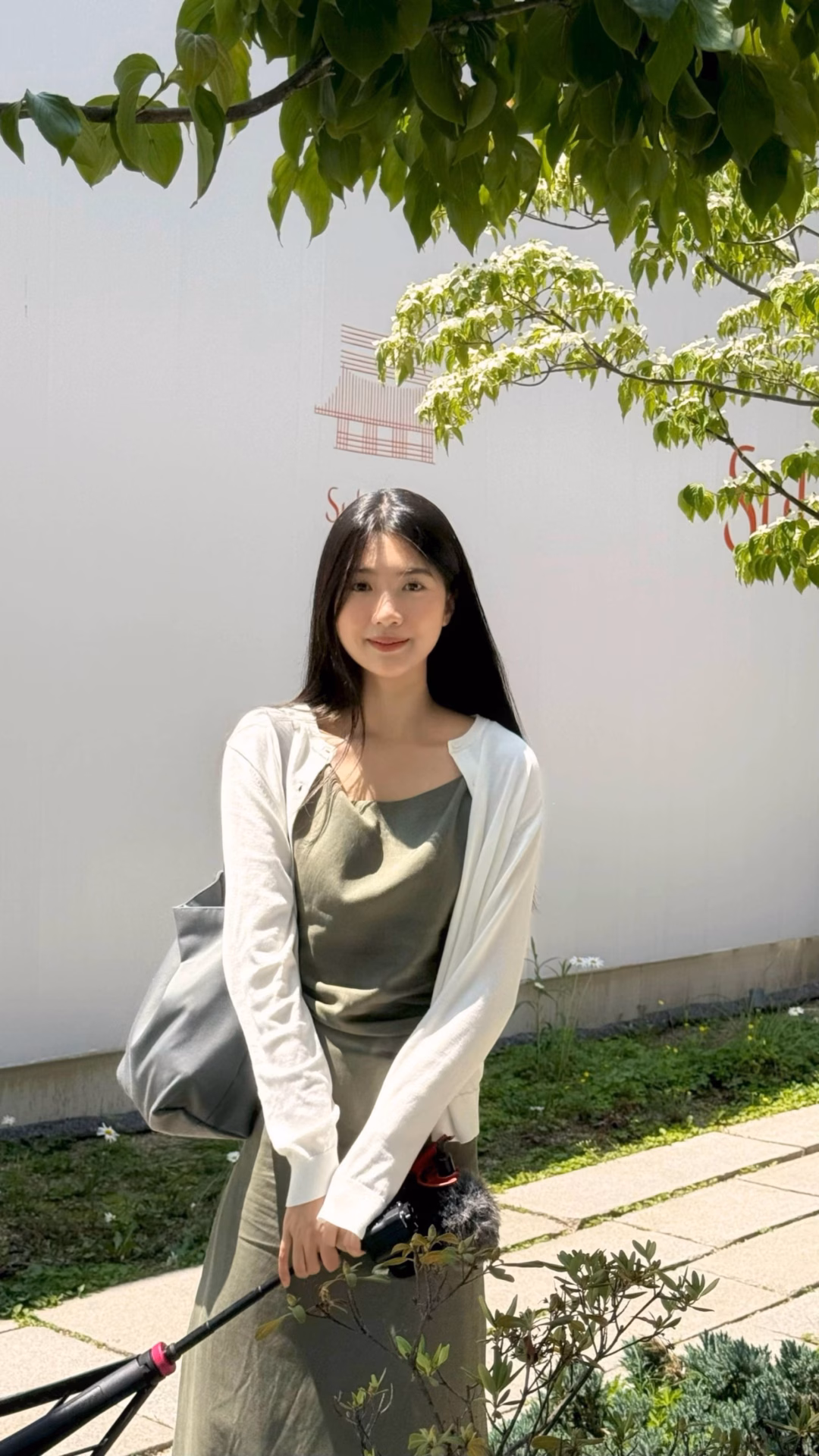Hàng triệu người đổ gục trước phong cách đơn giản của Hà Thi, khám phá 4 local brand váy dài cực xinh Giờ mới biết Hà Thi bị local brand Việt