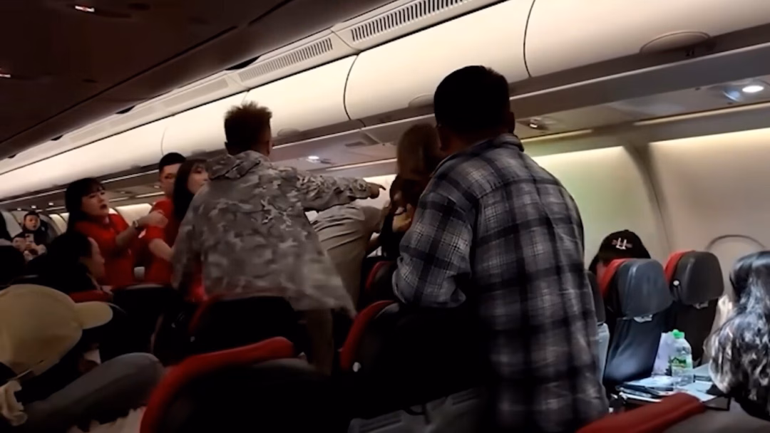 Hành khách ẩu đả trên chuyến bay từ Kuala Lumpur đến Trung Quốc vì tranh cãi về tiếng ồn