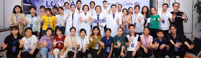 Các bác sĩ phẩu thuật cho chỉnh lại gương mặt bị tật của một bệnh nhân - Ảnh: VGP/MT