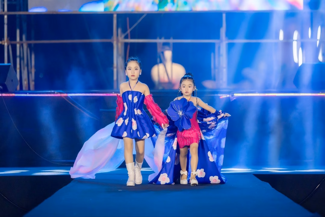 Hanna Ngọc Anh sánh bước cùng Alice Hà Anh tại NovaWorld Fashion Fest 2025