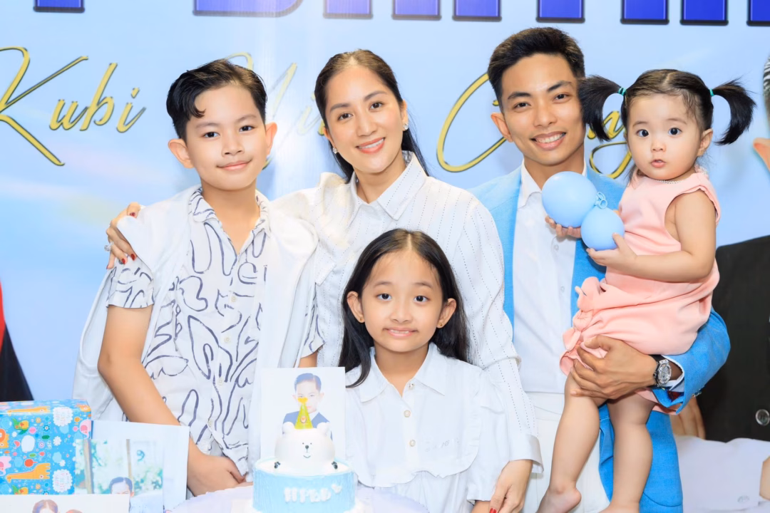 Hào môn dancesport: Khánh Thi – Phan Hiển khoe 3 ‘công chúa và hoàng tử’ adorable, dân tình rần rần muốn biết em thứ 4 3 nhóc tỳ nhà Khánh Thi, Phan Hiển: Kubi 2 lần vô địch thế giới, 2 bé gái cực hot, xinh yêu như công chúa