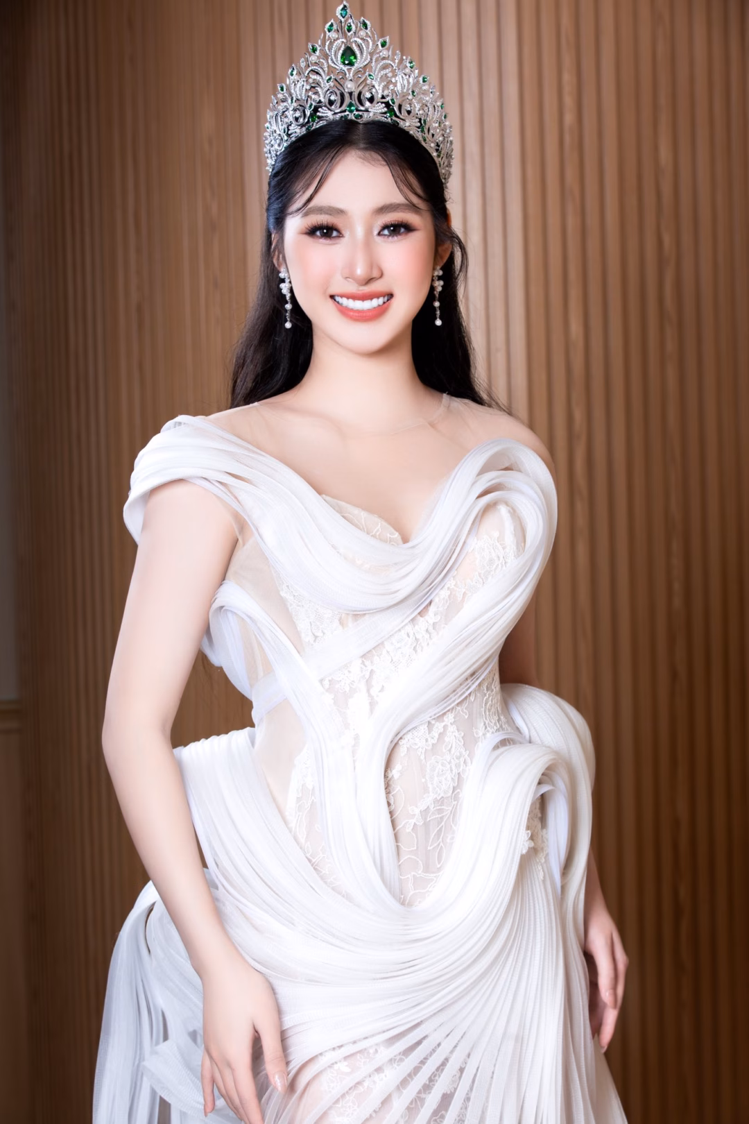 Hoa hậu Đất Việt 2025 Ngô Thị Trâm Anh: “Tôi đang học mỗi ngày để hoàn thiện” Theo đương kim Miss Earth Vietnam 2025, cô hiện tại chưa có người yêu. "Tôi muốn tập trung vào việc học và hoàn thành trọng trách của mình tại Miss Earth Vietnam 2025. Tôi cũng tự nhủ phải chỉn chu và nỗ lực từng ngày để xứng đáng với danh hiệu này", Hoa hậu Trâm Anh chia sẻ với Dân Việt.