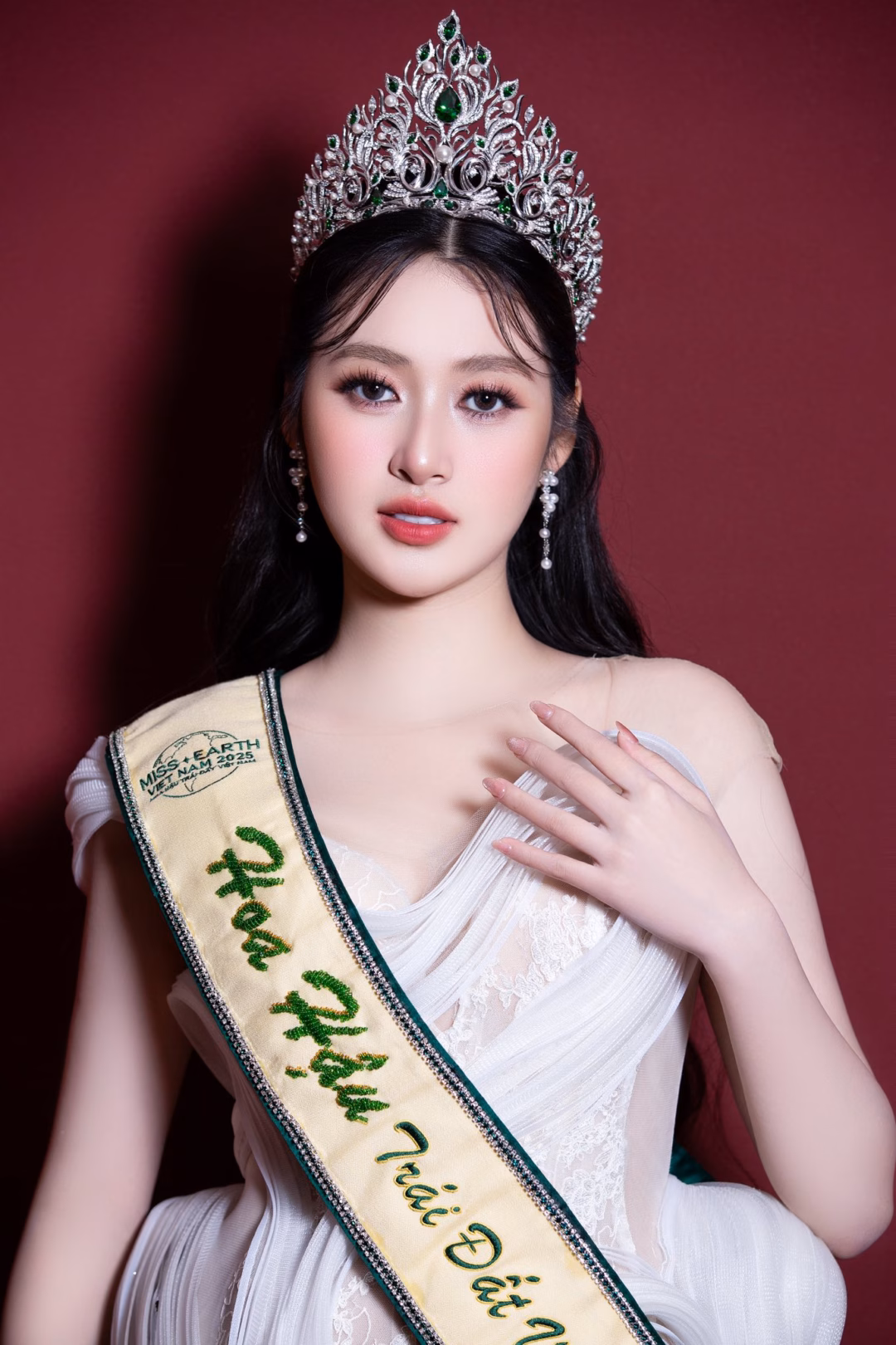 Hoa hậu Đất Việt 2025 Ngô Thị Trâm Anh: “Tôi đang học mỗi ngày để hoàn thiện” Theo đương kim Miss Earth Vietnam 2025, cô hiện tại chưa có người yêu. "Tôi muốn tập trung vào việc học và hoàn thành trọng trách của mình tại Miss Earth Vietnam 2025. Tôi cũng tự nhủ phải chỉn chu và nỗ lực từng ngày để xứng đáng với danh hiệu này", Hoa hậu Trâm Anh chia sẻ với Dân Việt.