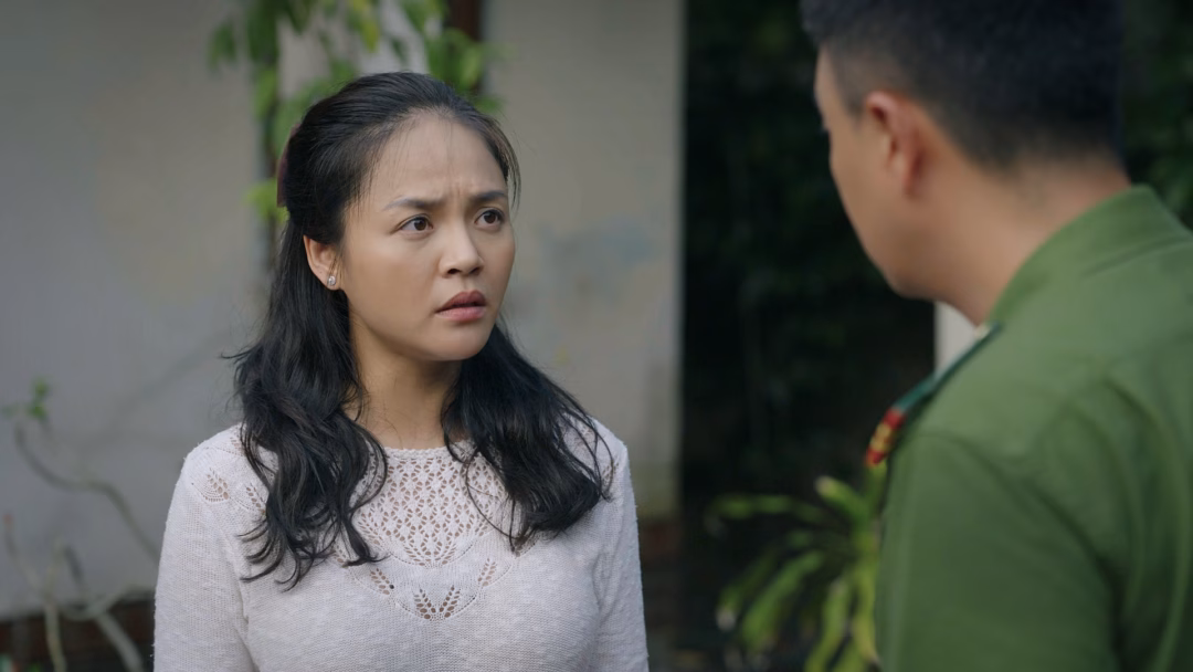 Hoàng Yến tái xuất màn ảnh trong phim giờ vàng VTV Thu Quỳnh từng tham gia các phim "Về nhà đi con", "Hương vị tình thân" và "Cuộc chiến không giới tuyến" của đạo diễn Danh Dũng trước khi trở lại với "Có anh nơi ấy bình yên".