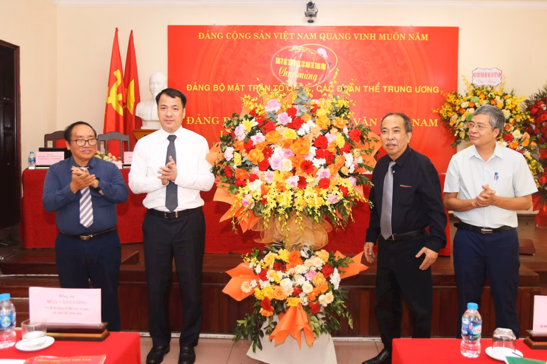 Phó Bí thư Đảng ủy MTTQ, các đoàn thể Trung ương Ngô Văn Cương tặng hoa chúc mừng Đại hội. Ảnh: Tiến Đạt.
