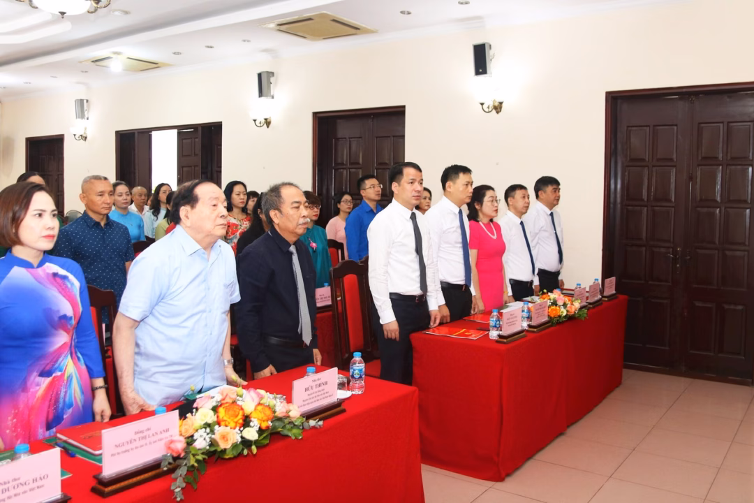 Đại biểu thực hiện nghi thức chào cờ tại Đại hội. Ảnh: Tiến Đạt.