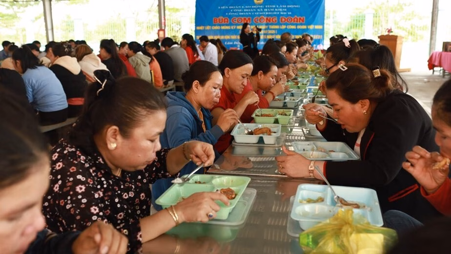 Hơn 3.500 công nhân được hưởng ‘bữa cơm Công đoàn’ gấp đôi giá trị