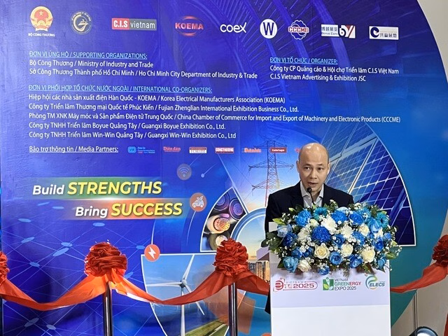 Hơn 500 doanh nghiệp giới thiệu công nghệ mới tại triển lãm điện và năng lượng ở TP HCM Các đại biểu tham quan một gian hàng với các giải pháp tiết kiệm năng lượng tại triển lãm. Ảnh: VGP/Lê Tuấn