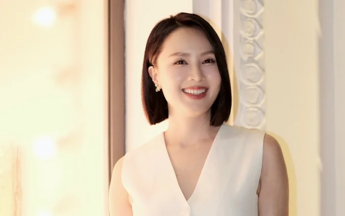 Không cần váy áo lộng lẫy, Hồng Diễm vẫn tỏa sáng với nét đẹp thanh thoát và vóc dáng không tuổi (Ảnh: Facebook NV).