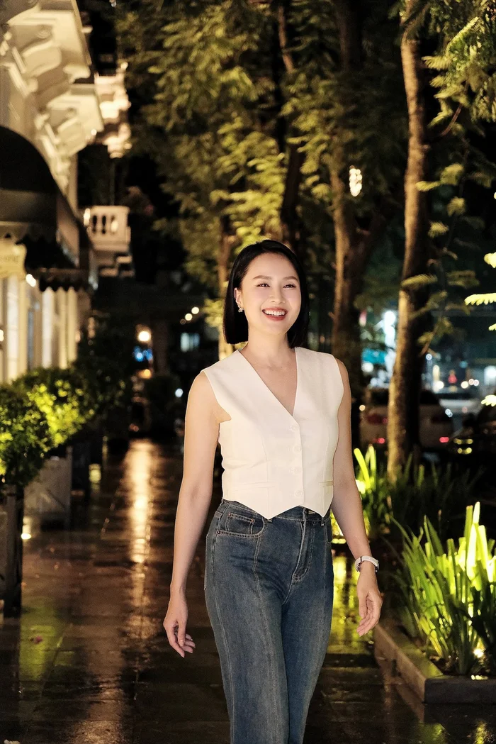 Hồng Diễm thả dáng giữa phố khiến khán giả trầm trồ (Ảnh: Facebook NV).