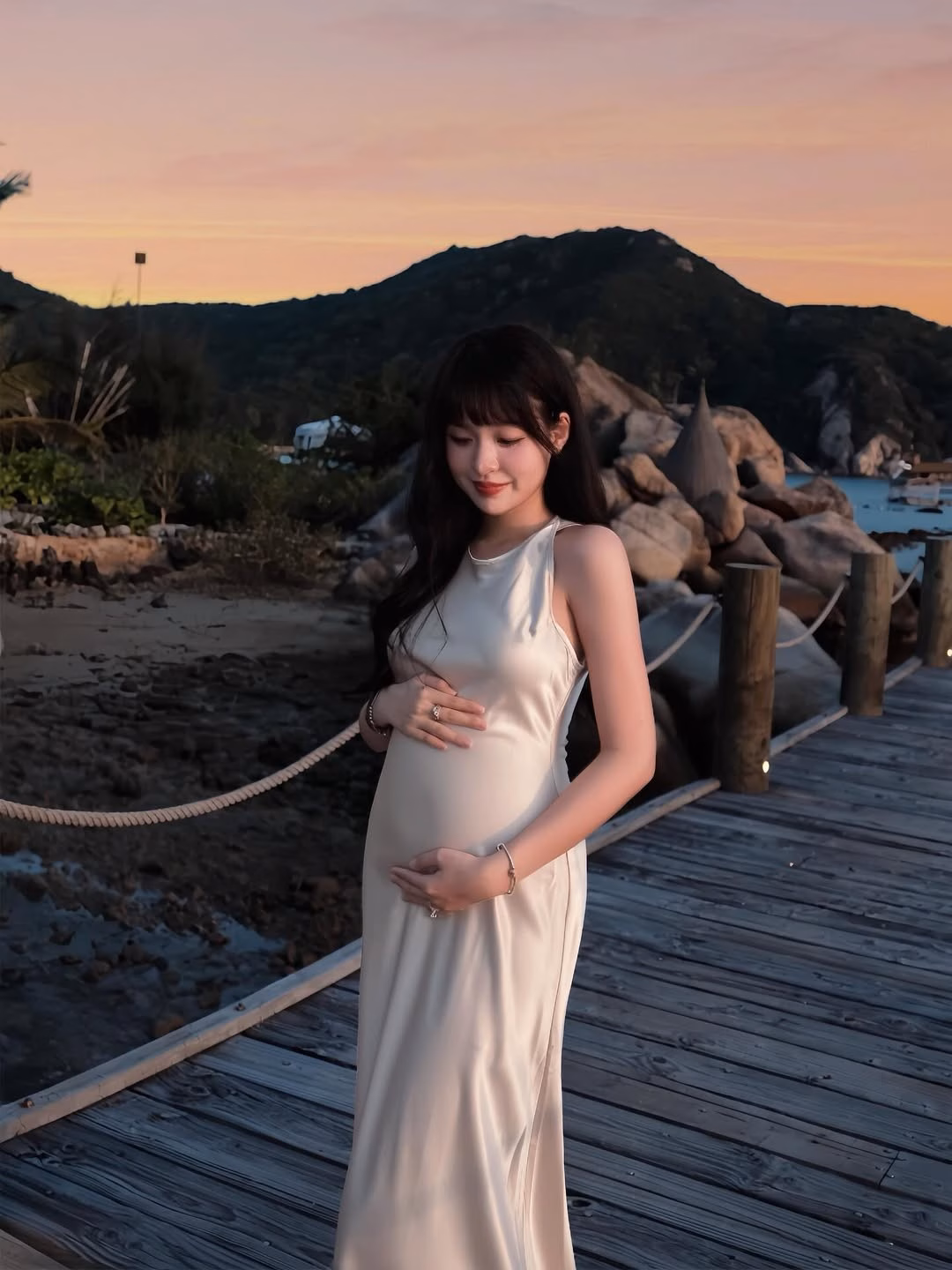Hot girl trứng rán khoe ảnh bầu đẹp như cổ tích