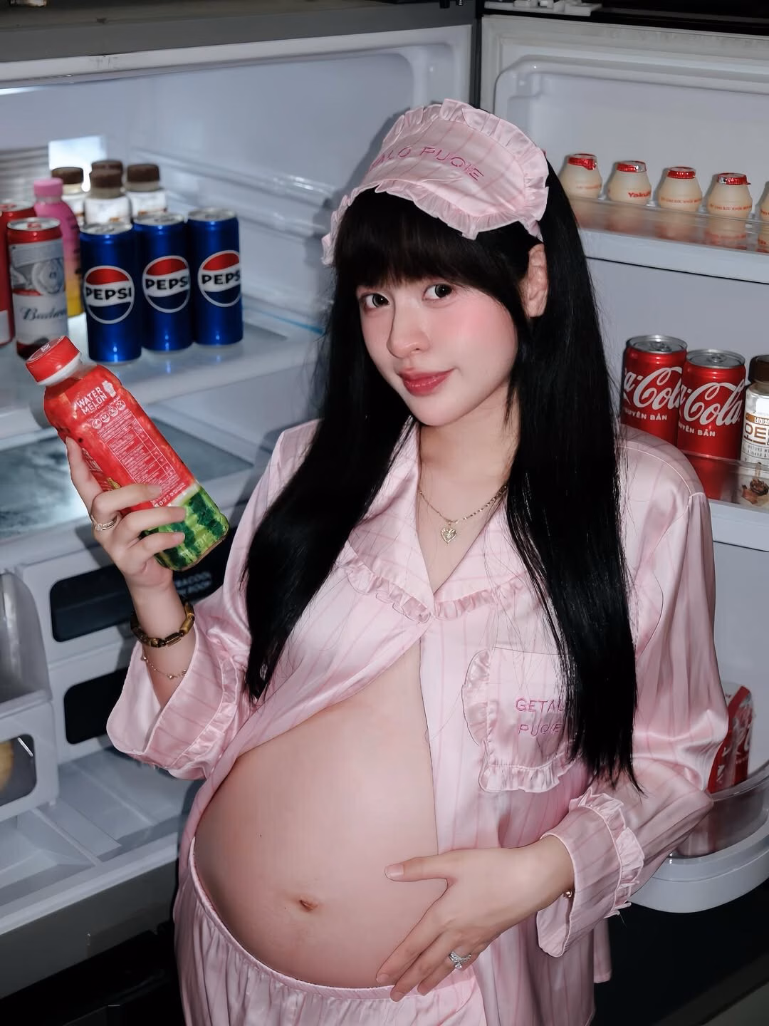 Hot girl trứng rán khoe ảnh bầu đẹp như cổ tích