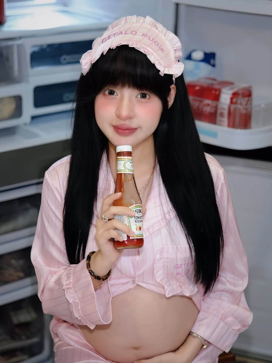 Hot girl trứng rán khoe ảnh bầu ngọt ngào bên bếp