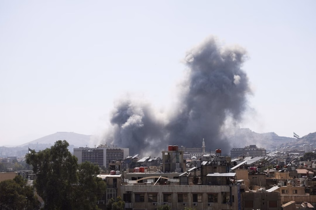 Cảnh đổ nát tại Bộ Quốc phòng Syria sau cuộc tấn công của Israel (Ảnh: Telegram/RT).