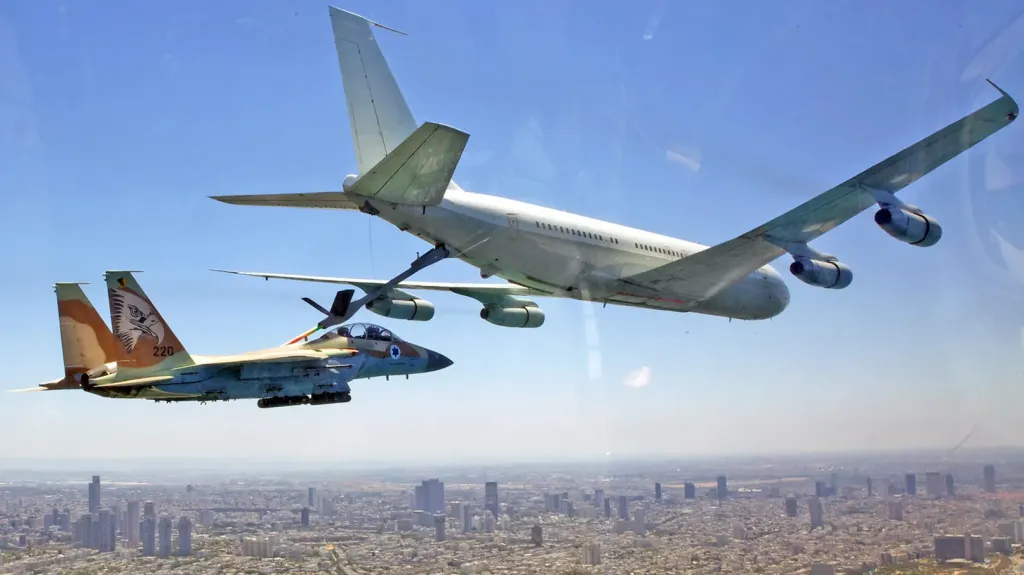 Chiến đấu cơ F-15 của Israel tiếp nhiên liệu từ máy bay KC-707. Ảnh: TWZ.