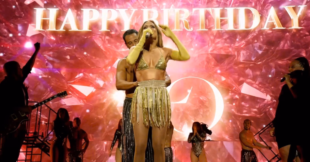 Jennifer Lopez mất tập trung vì váy rơi trên sân khấu