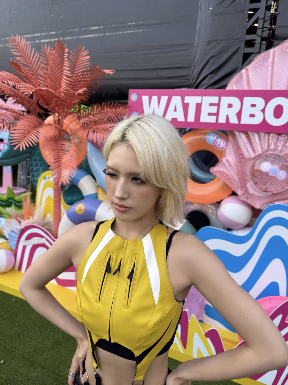 Jeon Somi khoe body “nóng bỏng tay” tại Waterbomb Busan Jeon Somi xuất hiện tại WATERBOMB hôm 5/7 với mái tóc ngắn khác lạ và visual như búp bê.