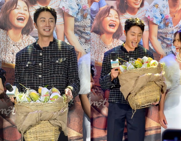 Jung Il Woo quỳ gối tặng hoa cho Hồng Đào Quà Việt Nam của Jung Il Woo là giỏ xoài chín mọng