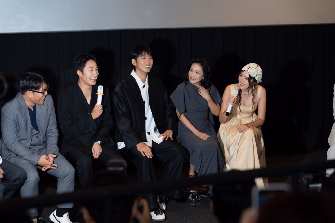 Jung Il-woo tự học tiếng Việt để tỏ tình trong phim hợp tác Việt Hàn Jung Il-woo và Tuấn Trần có tương tác đáng chú ý trên thảm đỏ (Ảnh: Ban tổ chức).