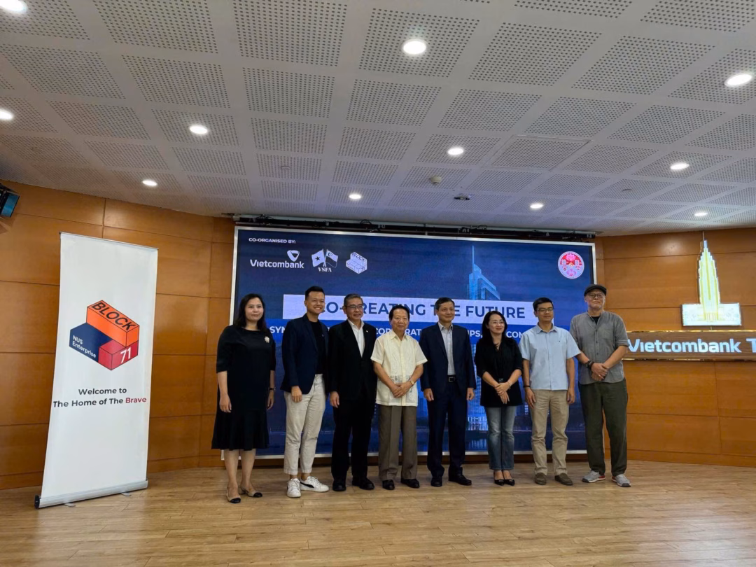 Kết nối doanh nghiệp lớn và startups Việt Nam – Singapore để xây dựng tương lai Ông Vũ Viết Ngoạn (thứ tư từ phải sang), Chủ tịch Hội hữu nghị Việt Nam - Singapore và ông Pang Te Cheng, Tổng Lãnh sự Singapore tại Thành phố Hồ Chí Minh (thứ ba từ trái sang) chụp ảnh lưu niệm cùng các đại biểu. (Ảnh: Sơn Hải)