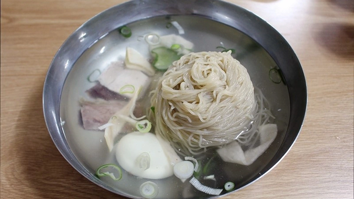 Seolleongtang, một món súp xương bò ấm áp, thịnh soạn.