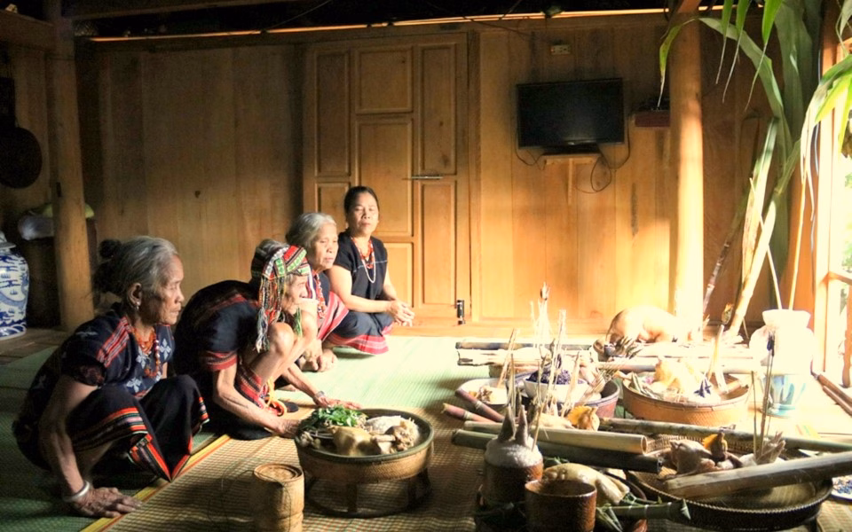 Khám phá ẩm thực miền cao A Lưới với bánh a quát và rượu cần Các món ăn, thức uống mang đậm vị của người Tà Ôi như cá suối, rau rừng, thịt khô gác bếp, rượu cần, bánh a quát, a chót và cơm lam.