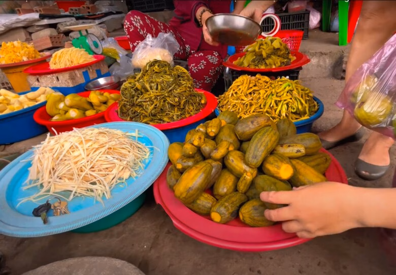 Giữa lòng Bình Định có khu chợ bán hải sản siêu rẻ, tồn tại gần 200 năm vẫn đông khách bậc nhất - 7