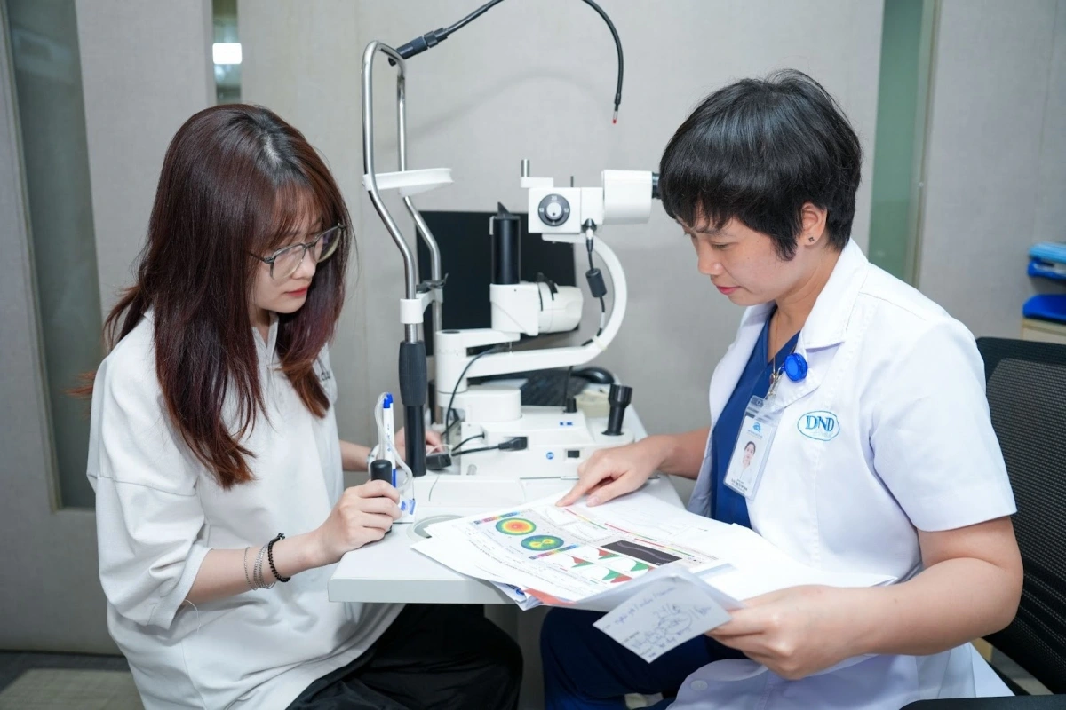 Khám Phá Giải Pháp Mổ Cận Cá Nhân Hóa Cho Tuổi Trẻ ThS.BS Đặng Thị Như Quỳnh tư vấn phương pháp mổ cận phù hợp cho bệnh nhân sau quá trình thăm khám và đánh giá dữ liệu thị lực chuyên sâu