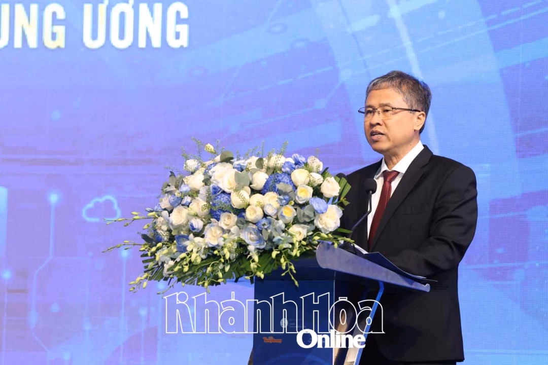Khánh Hòa tìm đột phá để trở thành thành phố trực thuộc Trung ương Phó Chủ tịch UBND tỉnh Trần Hòa Nam phát biểu tham luận.