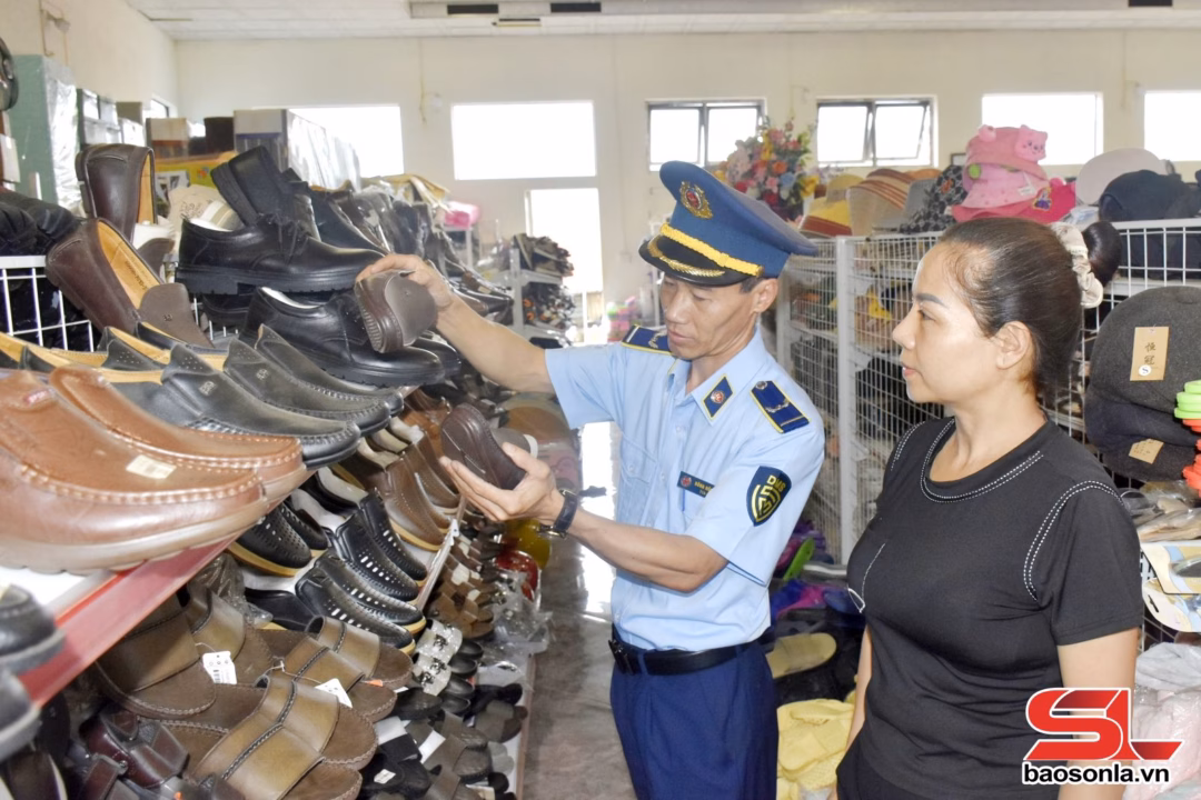 Kiểm soát thị trường Hà Nội: Tuyên truyền và xử lý nghiêm vi phạm để bảo vệ hàng Việt Cán bộ đội Quản lý thị trường số 4 kiểm tra hộ kinh doanh trên địa bàn xã Bắc Yên.
