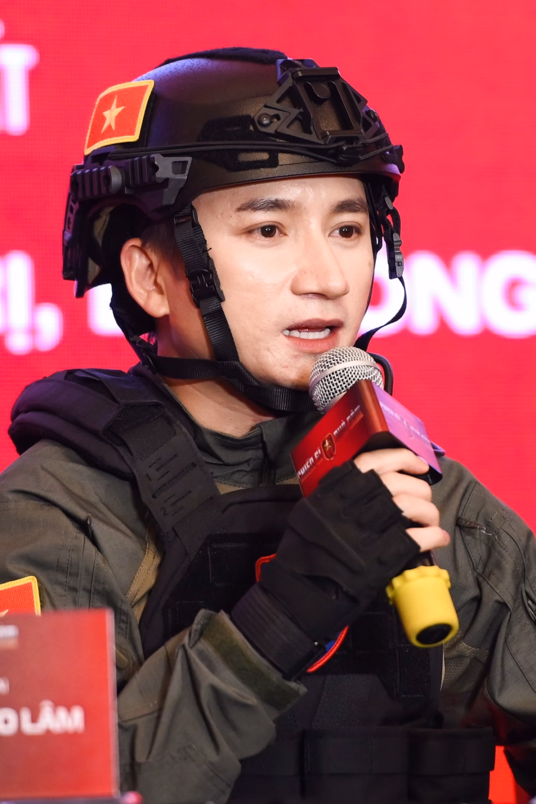 Kiều Minh Tuấn cùng dàn diễn viên ‘Chiến sĩ quả cảm’ khoe trang phục PCCC