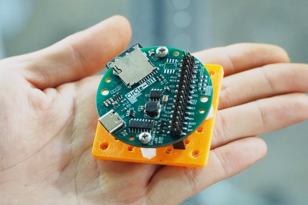 Sản phẩm Kit lập trình Robot Circle-bit của anh Lê Văn Lập. Ảnh: PHAN VINH
