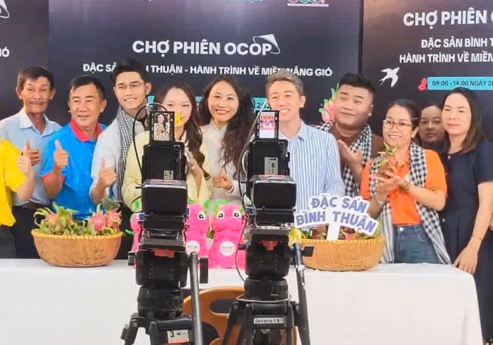 Lâm Đồng: Chuyển đổi số giúp sản phẩm OCOP tăng sức cạnh tranh Đưa các sản phẩm OCOP lên bán hàng trên các nền tảng số. Ảnh: Uyên Thảo
