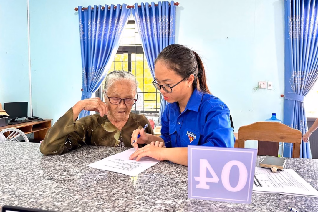 Lâm Đồng: Thanh niên tình nguyện hỗ trợ người dân dùng dịch vụ công trực tuyến