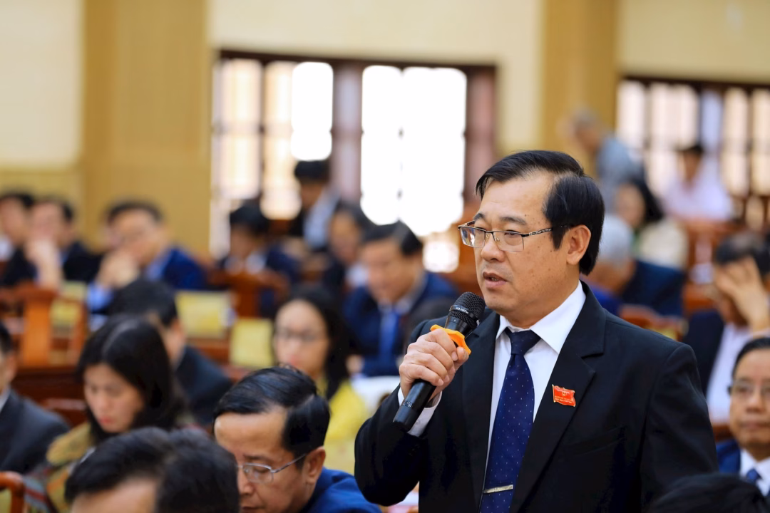 Đại biểu Lương Thanh Sơn, Chủ tịch Liên hiệp các Hội khoa học và kỹ thuật tỉnh Lâm Đồng phân tích thực trạng kinh tế địa phương và kiến nghị một số giải pháp thực hiện chỉ tiêu kinh tế - xã hội 6 tháng cuối năm 2025