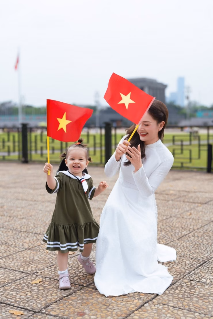 Dịp 30/4, Lan Phương cùng bé Mia thăm Lăng Bác, chụp ảnh với cờ đỏ sao vàng.