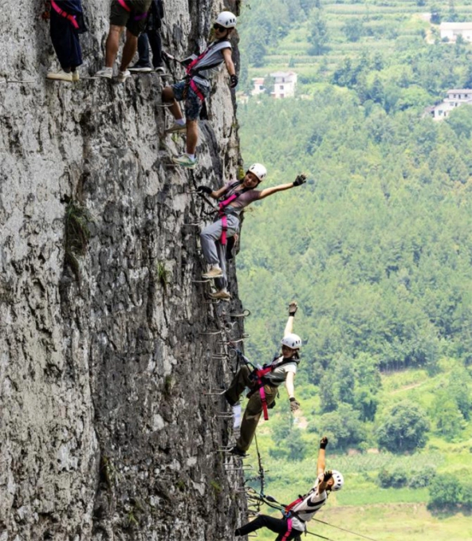 Làng nghèo k貧 trở thành điểm du lịch mạo hiểm hot, nhờ dự án Via Ferrata Hình ảnh du khách leo núi tại Ensi tháng 7/2025. Ảnh: Xinhua