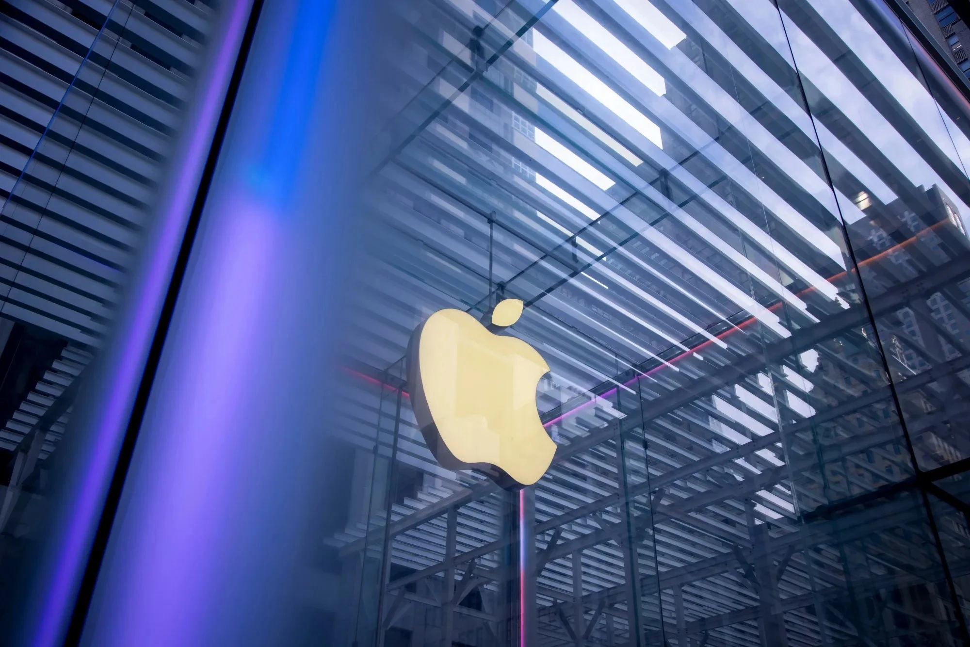 Apple cần nghiêm túc xem xét chiến lược trong thời gian tới. Ảnh: Bloomberg.