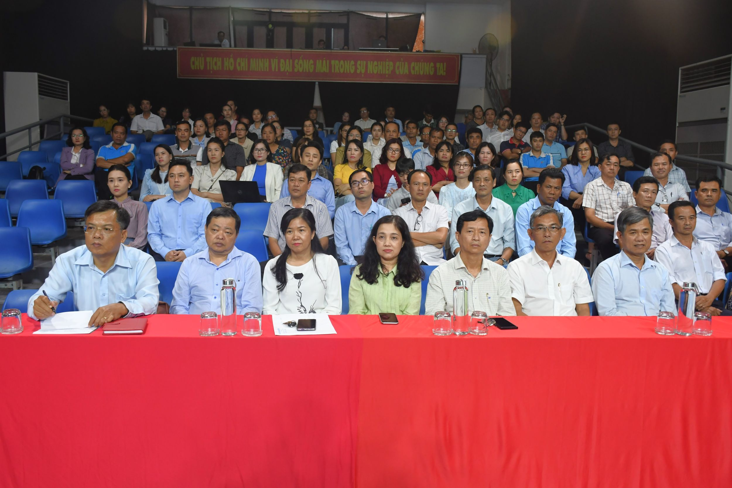 Lãnh đạo Báo Cần Thơ thăm và làm việc với cán bộ, viên chức cơ sở 3 Các đồng chí lãnh đạo Báo và PTTH Cần Thơ cùng cán bộ, viên chức, người lao động tham dự buổi làm việc tại cơ sở 3.