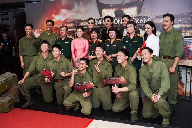 Lật trang lịch sử qua镜头: ‘Mưa đỏ’ và hành trình tôi trở thành chiến sĩ Nam diễn viên trẻ hứng khởi và tự hào cùng các thành viên tham gia quảng bá phim