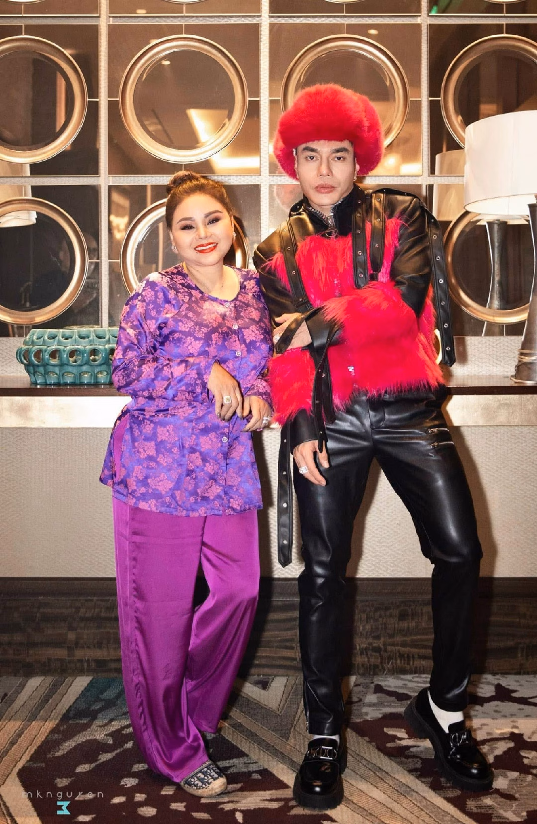 Nam diễn viên còn mang theo cả gánh hàng rong, diện bộ pyjama họa tiết hoa rực rỡ làm nên thương hiệu.