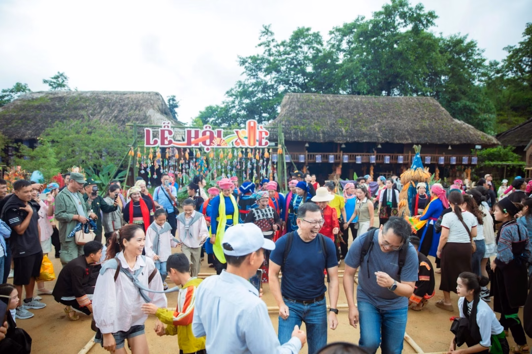 Lễ hội Xòe Fansipan: Khám phá văn hóa độc đáo tại vùng cao Tây Bắc
Lễ hội Xòe sẽ kéo dài đến hết ngày 27/7, với các hoạt động chính diễn ra vào dịp cuối tuần. Đây mới chỉ là sự kiện mở màn cho chuỗi lễ hội mang đậm bản sắc dân tộc tại Bản Mây thời gian tới. Dự kiến trong tháng 8, du khách sẽ được hòa mình vào không khí Lễ hội Mùa vàng mừng lúa chín, Lễ hội hoa dơn thóc, và cả lễ Vu Lan báo hiếu trên đỉnh Fansipan ...
Giữa nhịp sống hối hả và những lo toan thường nhật, việc được “trốn” lên miền cao, đặt chân đến một bản làng lưng chừng núi, hít thật sâu bầu không khí trong trẻo và thả mình vào niềm vui khám phá vùng sơn cước – đó là liều thuốc xoa dịu tâm hồn mà ai cũng ao ước.