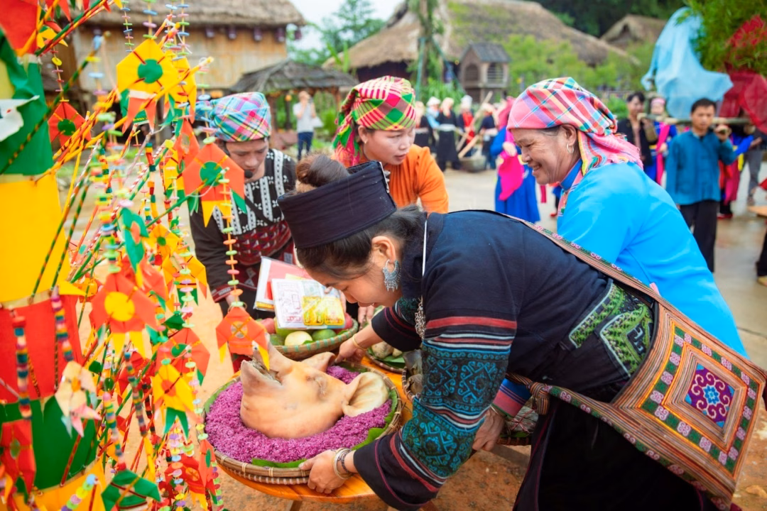 Lễ hội Xòe Fansipan: Khám phá văn hóa độc đáo tại vùng cao Tây Bắc Bên cạnh đó, nghi lễ rước Thủy Thổ là một trong những điểm nhấn quan trọng của lễ hội Xòe. Đoàn rước gồm kiệu Thần Đất và Thần Nước, hai biểu tượng của sự sống và mùa màng, cùng 12 nam, 12 nữ đại diện cho 12 phương trời và 12 tháng trong năm.