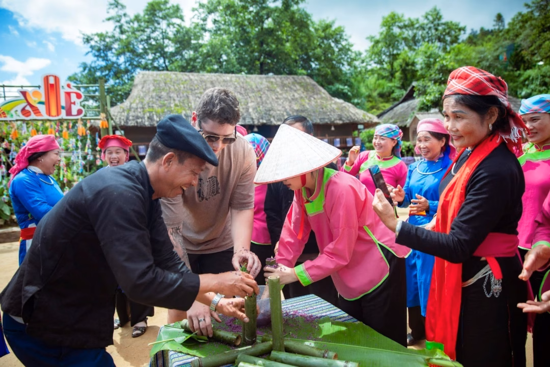Lễ hội Xòe Fansipan: Khám phá văn hóa độc đáo tại vùng cao Tây Bắc Cuộc thi làm cơm lam cũng là điểm nhấn thu hút du khách trong nước và quốc tế hào hứng tham gia. Giữa không gian thiên nhiên khoáng đạt, được tự tay chuẩn bị, nướng những ống cơm lam rực rỡ sắc màu, rồi thưởng thức vị nếp dẻo thơm còn nóng hổi vừa ra lò là một trải nghiệm khó quên. Trong làn sương mây bảng lảng, du khách cùng bà con dân tộc trò chuyện rôm rả, cảm nhận trọn vẹn sự mộc mạc, thân tình nơi bản làng.