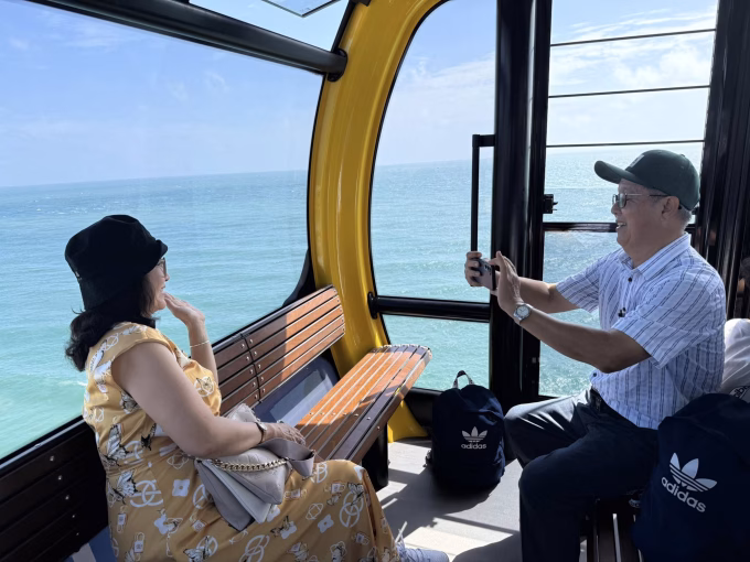 Lê Phương hạnh phúc bên gia đình nhỏ ở Phú Quốc Lê Phương ghi lại khoảnh khắc bố chụp ảnh cho mẹ và lập tức gửi cho ông xã Trung Kiên đang ở nhà.