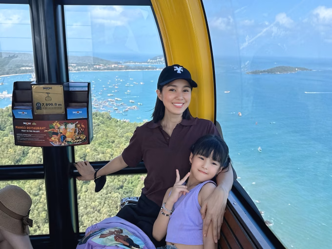 Lê Phương hạnh phúc sum họp gia đình ở Phú Quốc Cả gia đình cô đều phấn khích khi trải nghiệm tuyến cáp treo vượt biển dài nhất thế giới trong ngày đầu tại Phú Quốc.