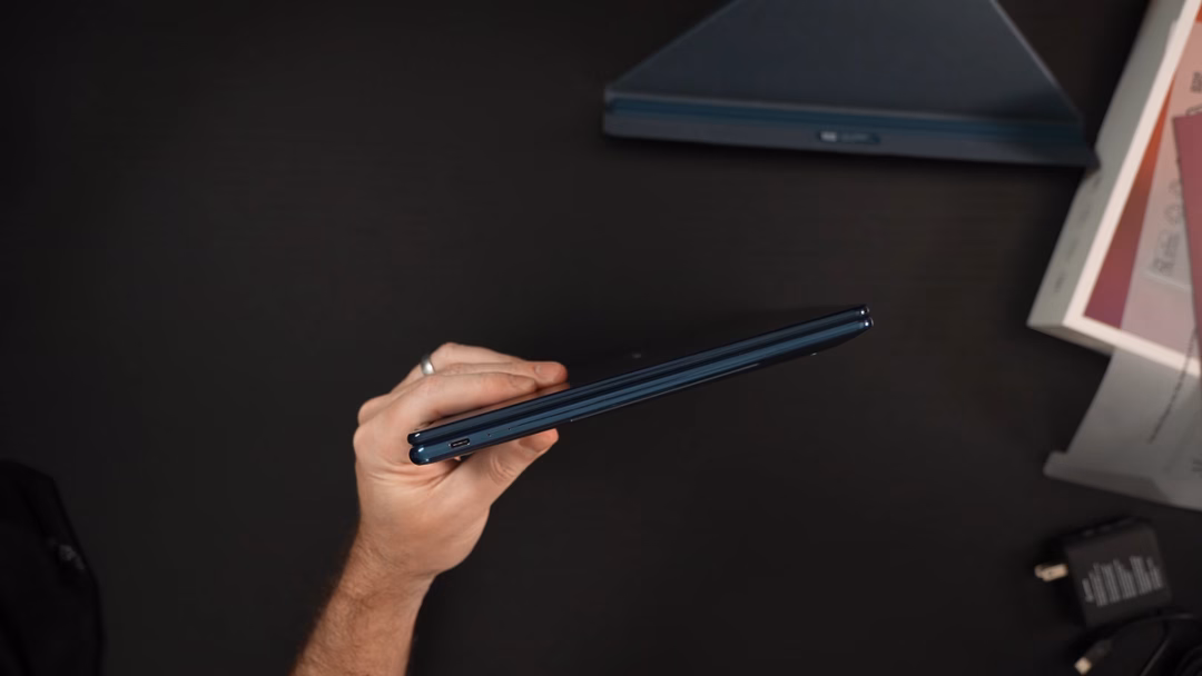 Lenovo Yoga Book 9i Gen 10 – Siêu phẩm Ultrabook hai màn hình OLED đẹp nao lòng Độ dày của thân máy khi gập cả hai màn hình lại là 4cm